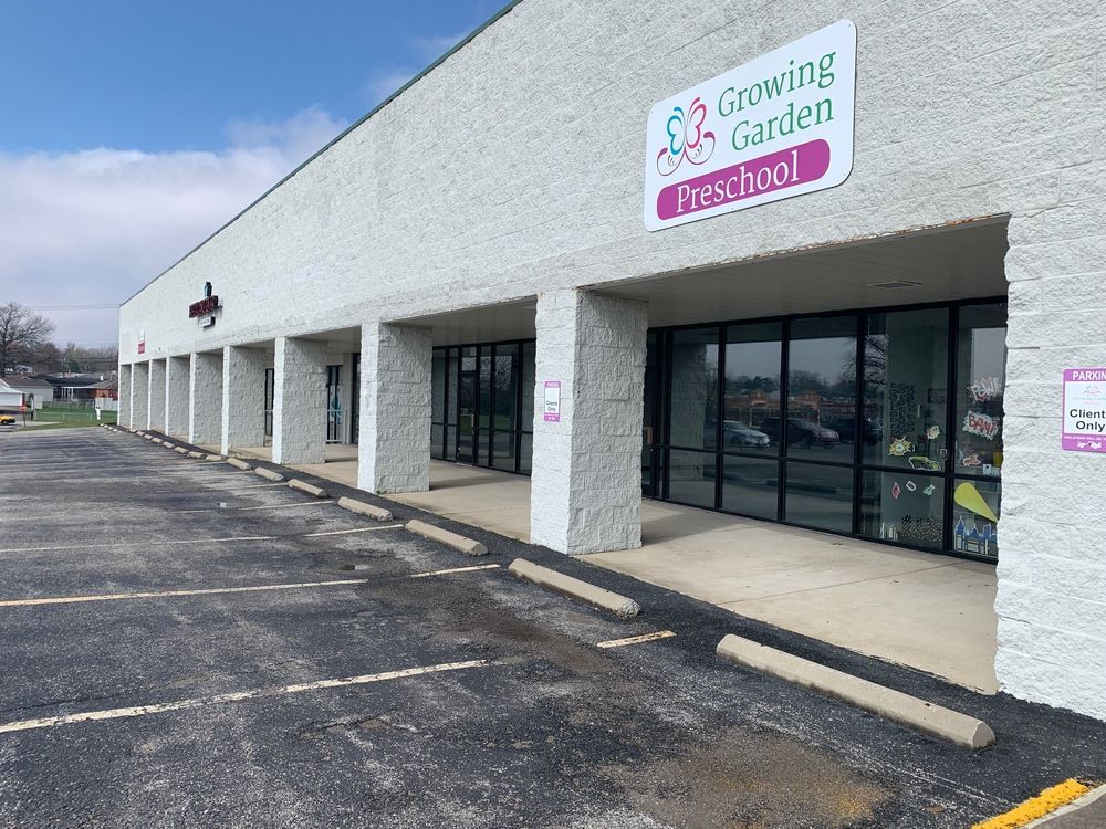 Blackiston Mill Rd Shopping Center: 1418 & 1420 Blackiston Mill Rd, Clarksville, IN 47129